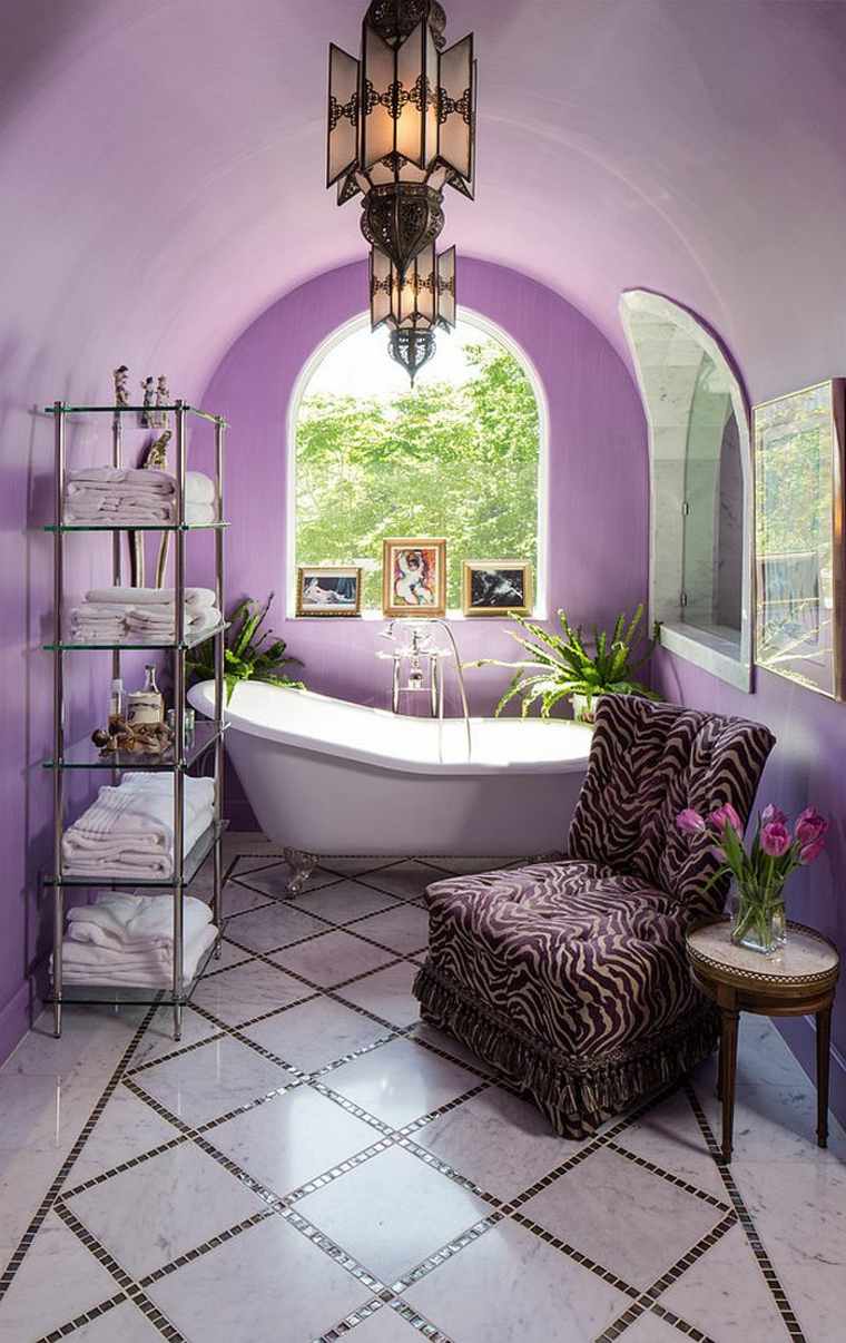 salle de bain pierre intérieur violet lampe suspendu design baignoire blanche déco canapé léopard 