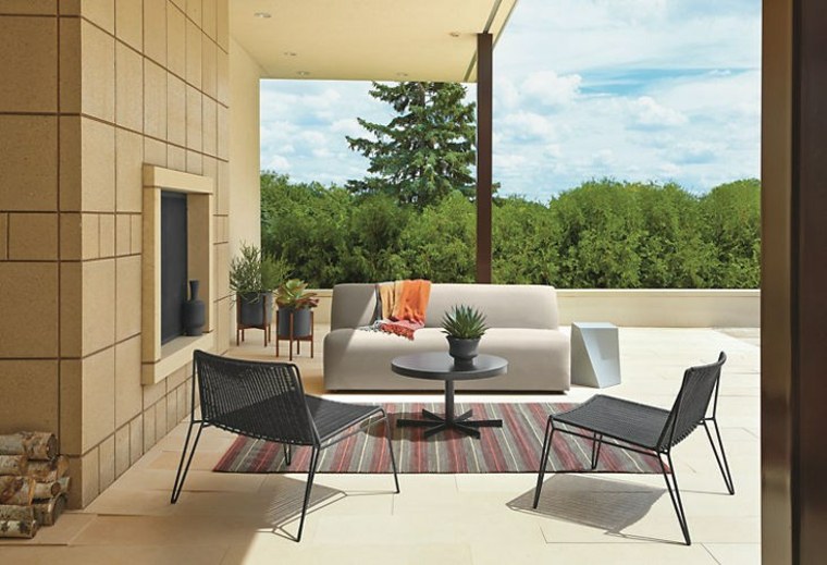 idée aménagement terrasse design extérieur idée canapé design tapis de sol chaise noire moderne table basse 