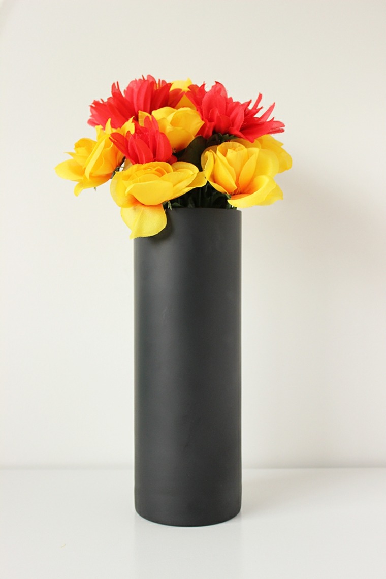 vase noir design fleurs idée déco intérieur moderne 