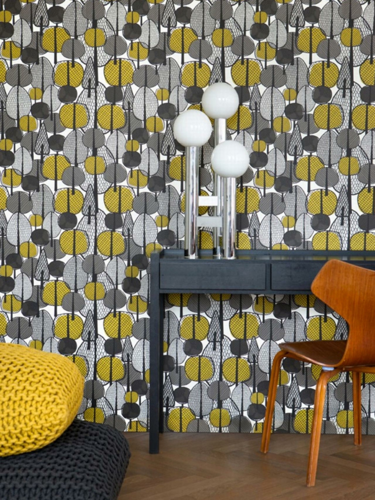 tendance papier peint gris jaune moderne design bureau en bois lampe chaise en bois