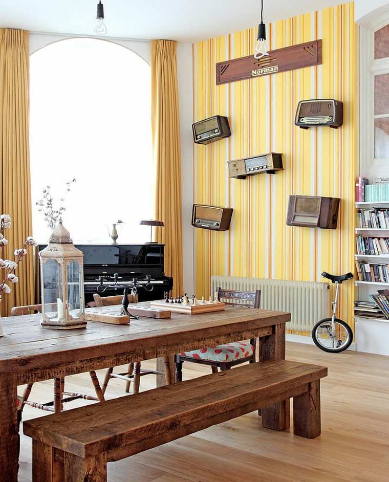 papier peint idée original table en bois banc en bois moderne luminaire suspendu rideaux