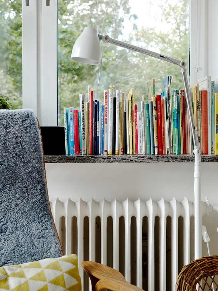 idée déco bibliothèque livres lampe blanche fauteuil gris