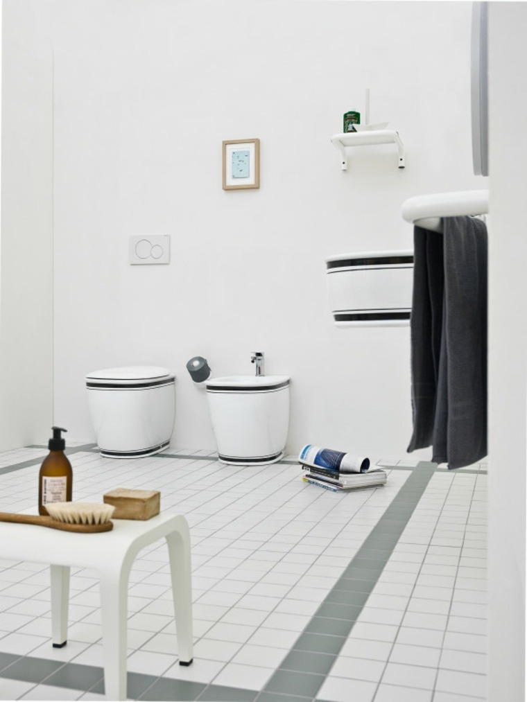décorer toilette idée cadre mur table basse blanche serviette 
