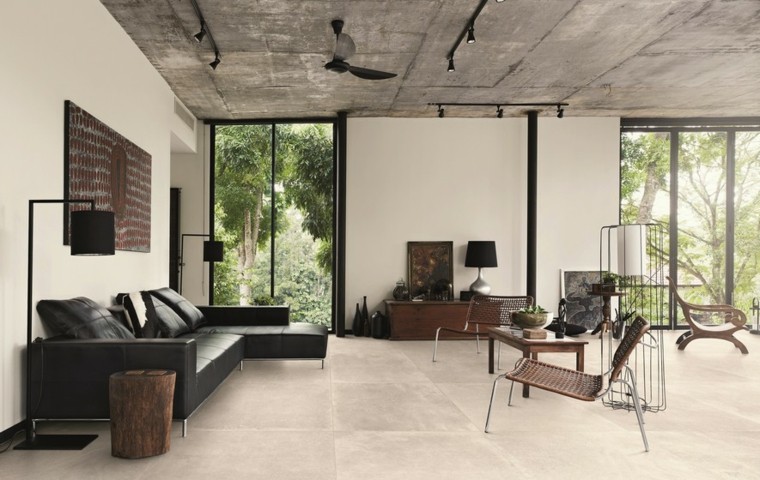 intérieur design moderne canapé cuir noir chaise bois marron tableau mur