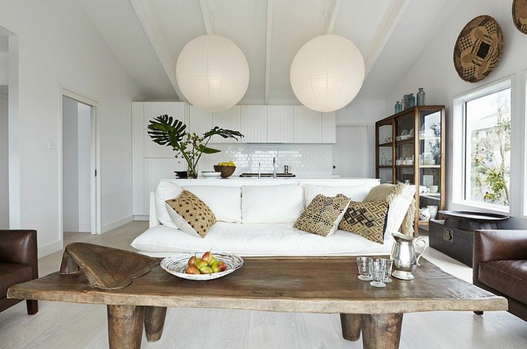 intérieur moderne salon table en bois canapé blanc luminaire suspendu design déco idée coussins