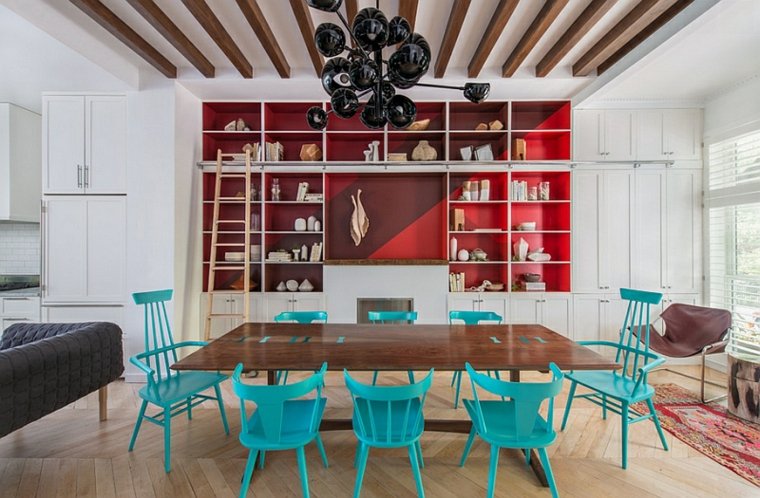 couleurs tendance cuisine table en bois chaise bleue design luminaire suspendu