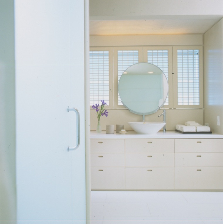 décoration intérieur maison moderne salles de bains blanches