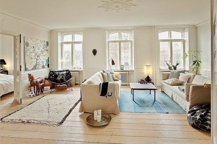 appartement danemark design minimaliste idée originale tapis de sol blanc bleu table basse 