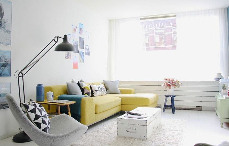 salon contemporain aménagement original canapé jaune tapis de sol blanc fauteuil gris table basse