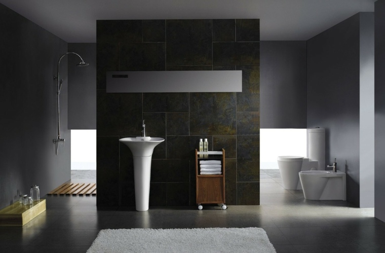 salle de bain noire idée déco tapis de sol blanc miroir douche