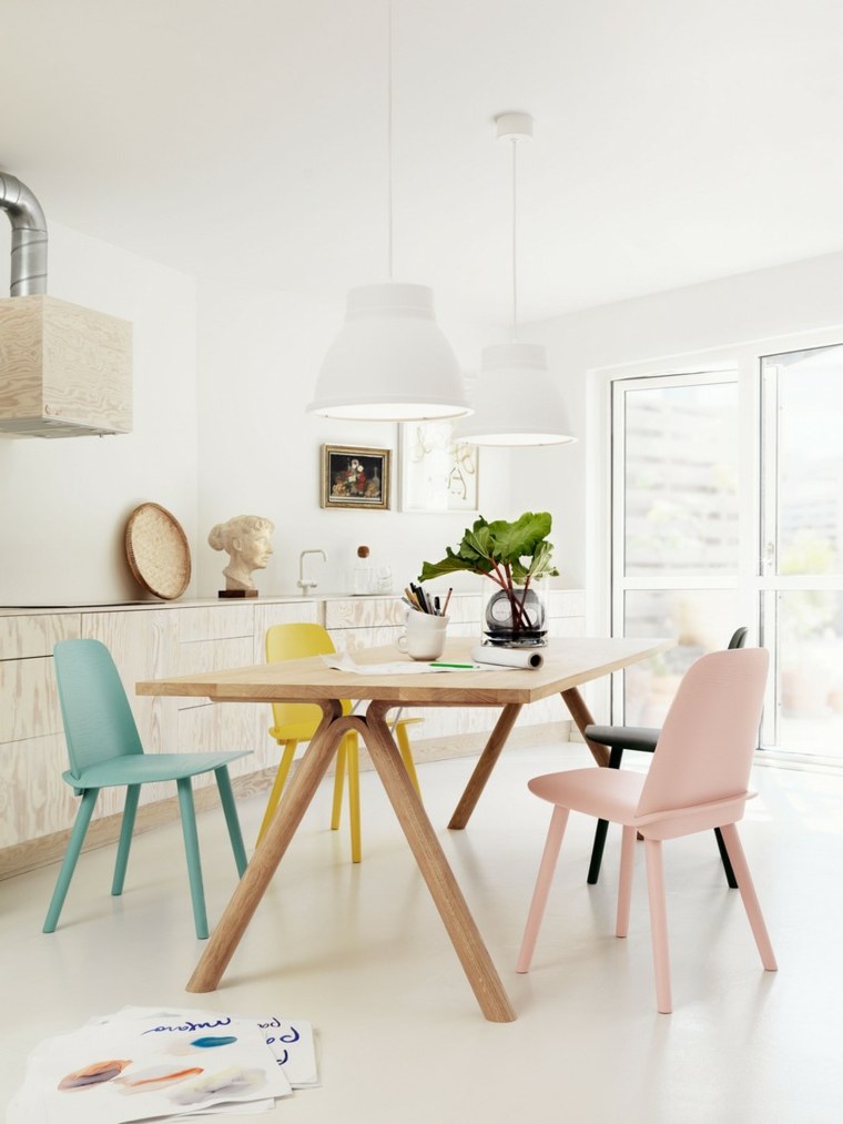 Salle à manger moderne table en bois idée design chaise rose plante verte lampe suspendue