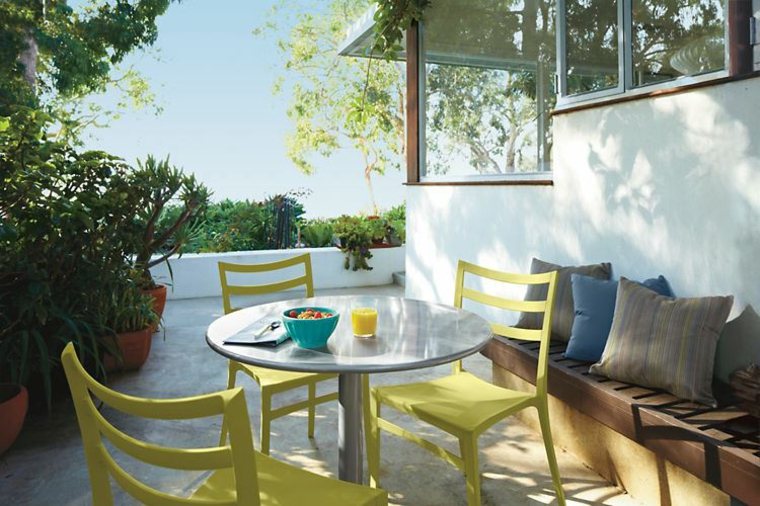 terrasse idée aménagement original salon de jardin table basse canapé coussins