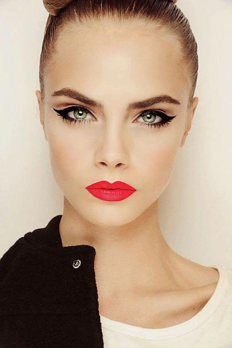 idée femme yeux chat rouge à lèvres halloween maquillage visage simple
