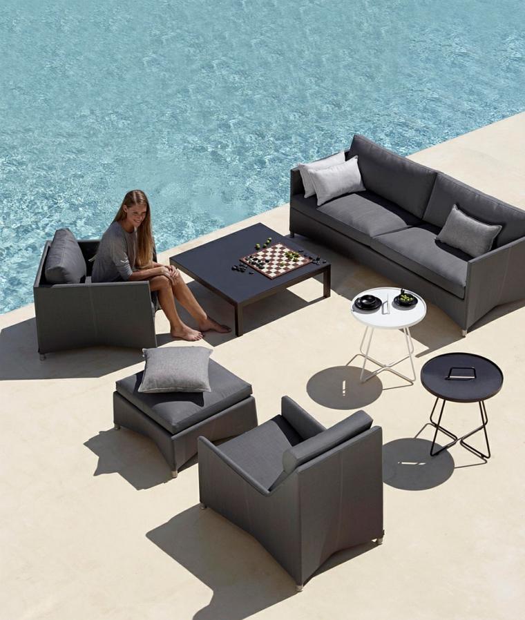 mobilier de jardin design canapé gris foncé moderne fauteuil de jardin table basse noire piscine