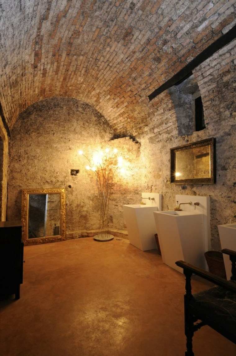 mur-pierre-salle-de-bain-baingoire-lavabo-miroir