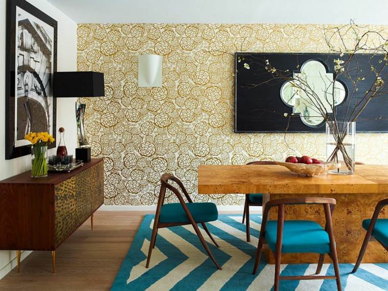 papier peint doré tapis de sol blanc bleu design table salle à manger bois chaise fauteuil déco mur 