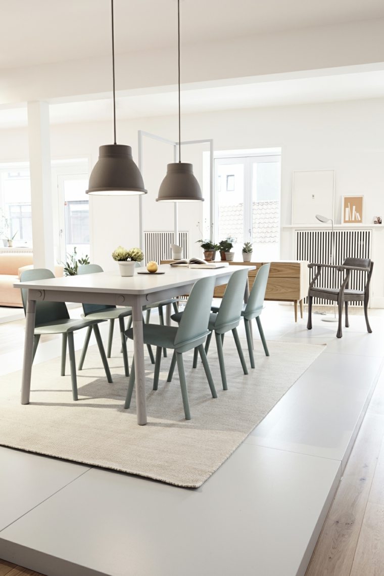 idée aménagement salle à manger moderne table en bois blanche chaise bleue luminaire suspendu