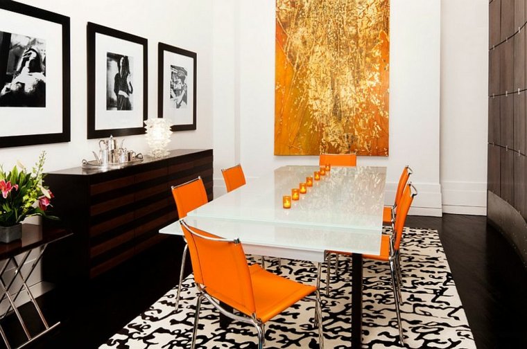 salle à manger décoration murale idée originale photographie tableau table blanche chaise orange tapis de sol noir et blanc