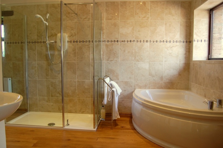 salle de bain avec douche italienne baignoire ronde
