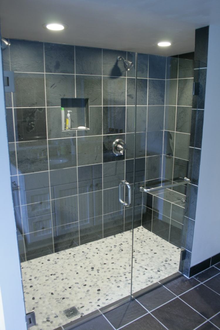 salle de bain avec douche italienne grise