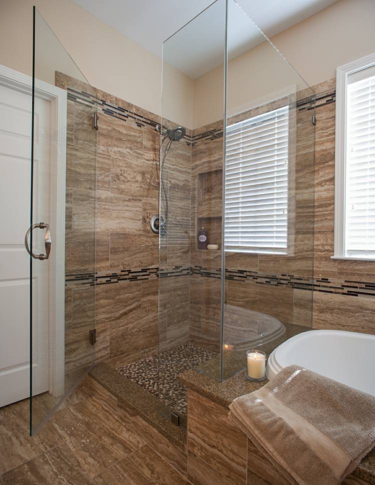 salle de bain avec douche italienne murs vitres