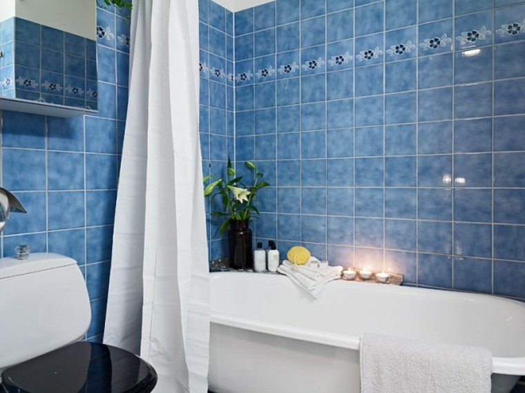 carrelage bleu rétro design moderne baignoire blanche rideaux