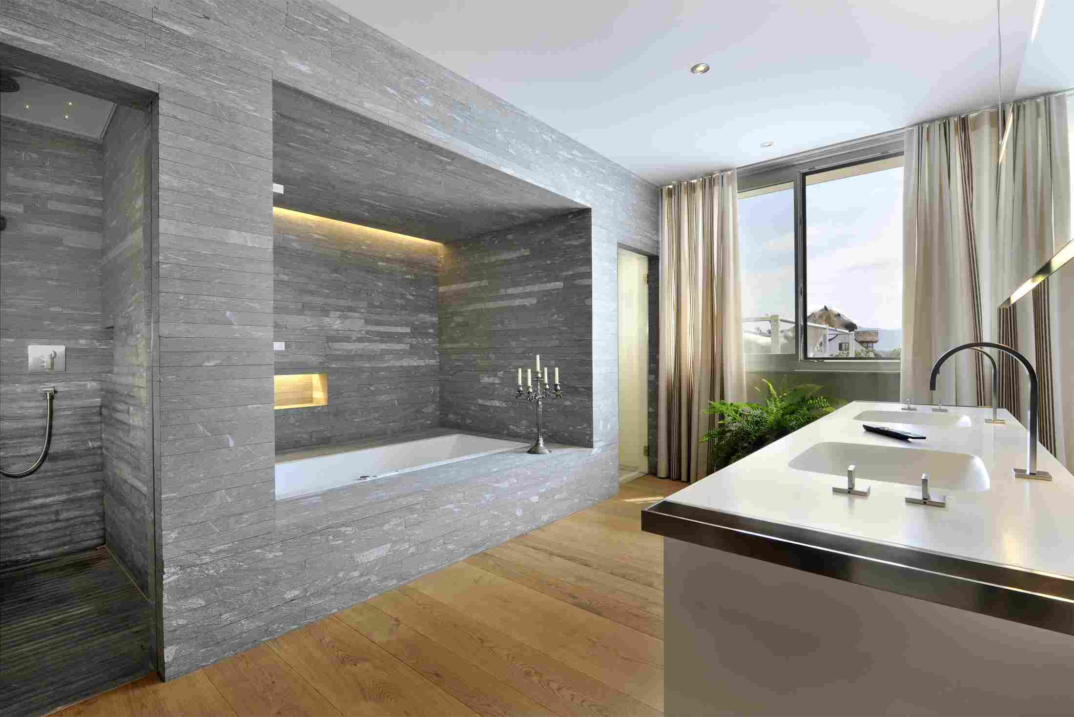 salle de bain pierre gris baignoire déco bougies parquet bois évier moderne