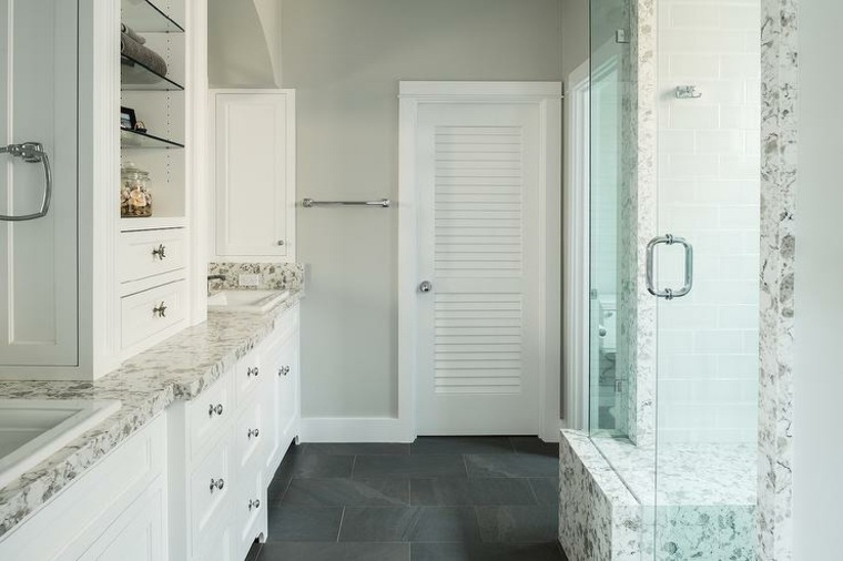 porte salle de bain blanche bois persienne aménagement cabine douche