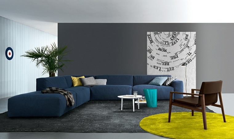 couleurs tendance salon aménagement idée canapé bleu tapis de sol gris jaune design chaise bois 