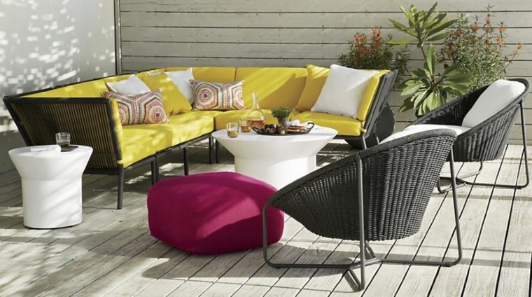 idée aménagement terrasse extérieur moderne fauteuil résine tressée pouf de jardin table basse blanche