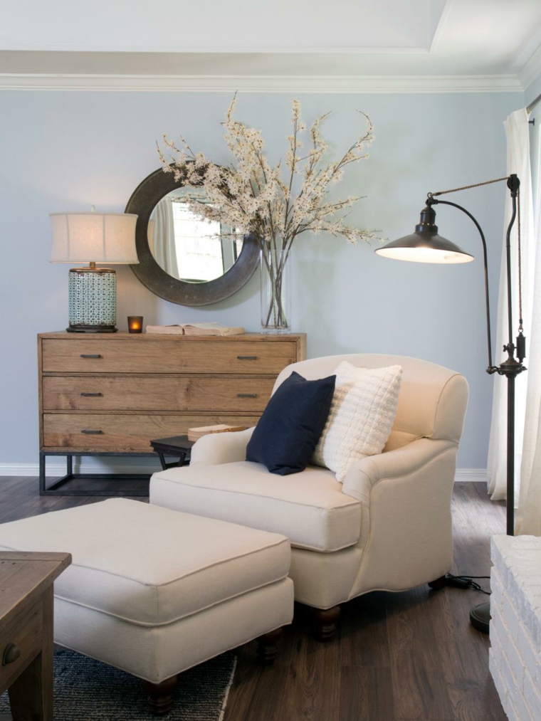 décoration salon idée branches fleuries miroir rond moderne fauteuil blanc pouf commode en bois
