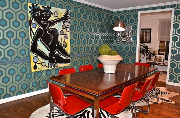 aménagement salle à manger chaise rouge déco mur tableau papier peint tendance 