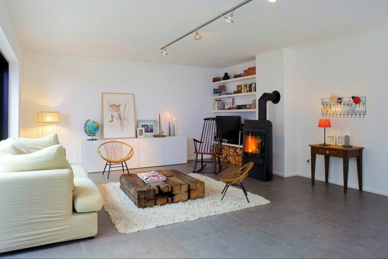 intérieur salon aménagement idée canapé blanc tapis de sol blanc table basse bois chaise moderne étagères
