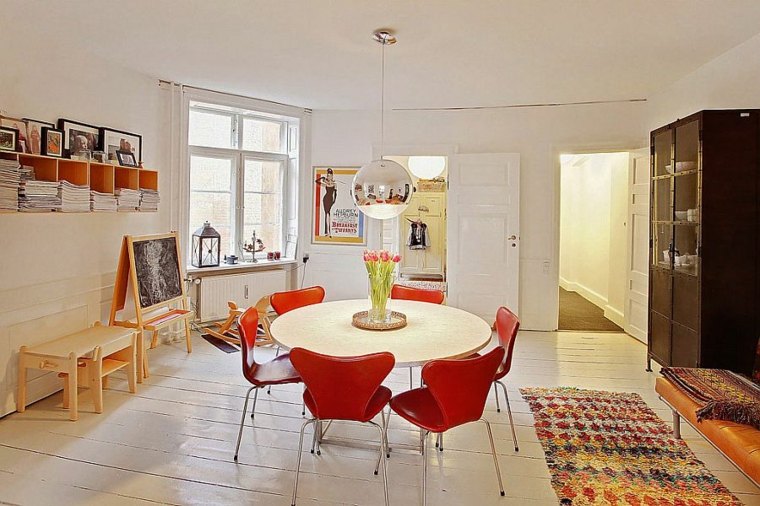 salle à manger design table ronde luminaire suspendu chaise rouge 