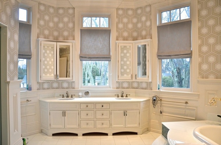 salle de bain idée papier peint revêtement gris blanc meuble en bois 