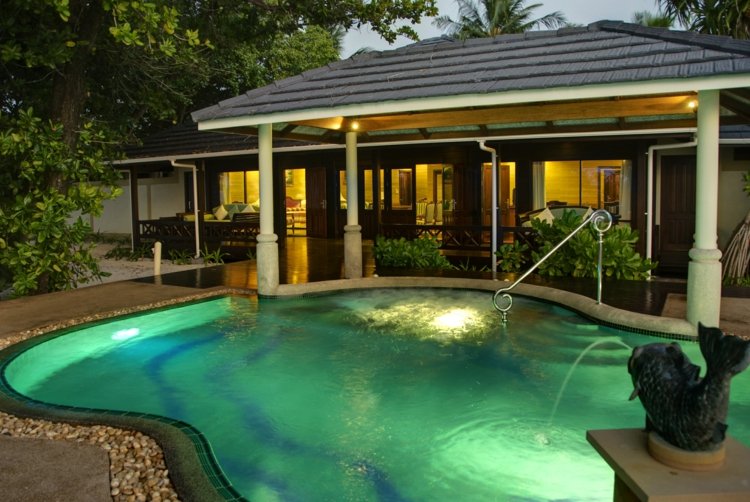 terrasse avec piscine deco statue