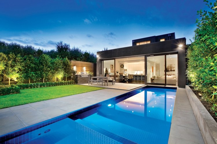 terrasse avec piscine rectangulaire