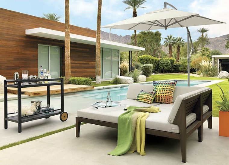 idée aménagement terrasse avec piscine design fauteuil bois coussins moderne parasol