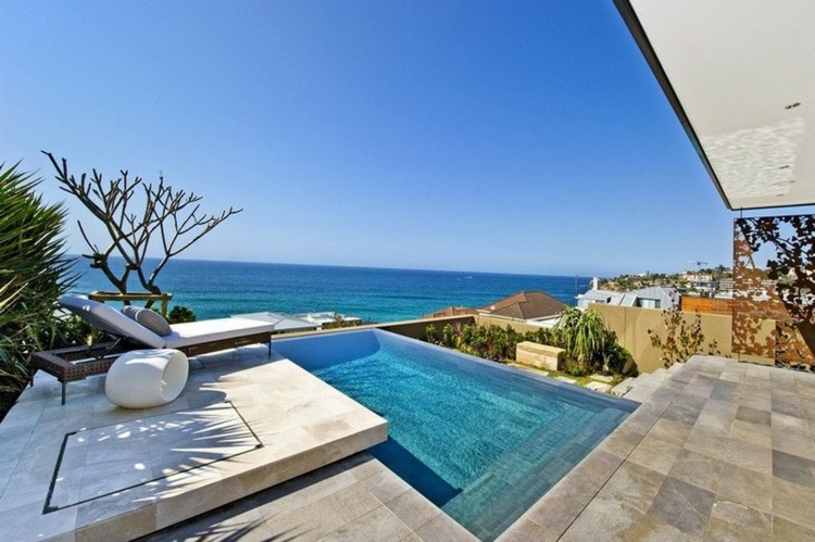 terrasse piscine forme rectangulaire moderne