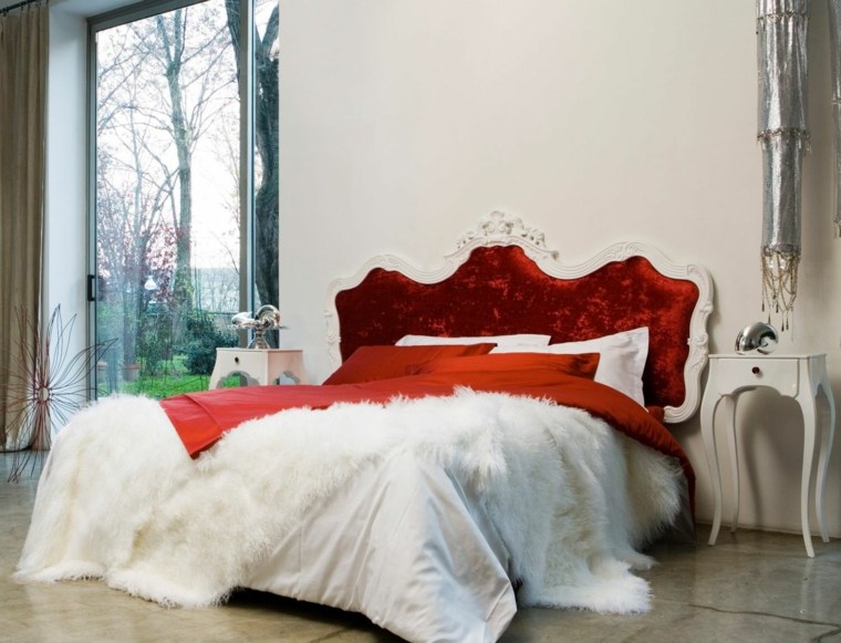 photos chambres baorques tête de lit en tissu rouge blanc