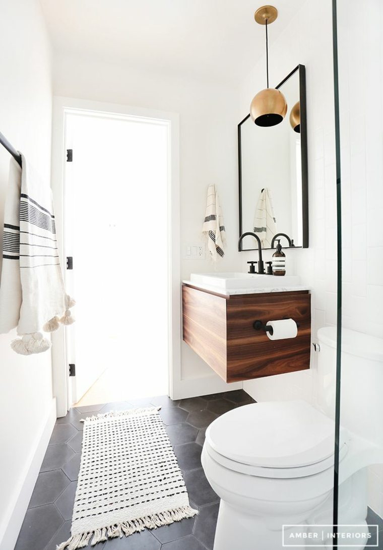 déco toilette idée tapis de sol blanc noir moderne miroir