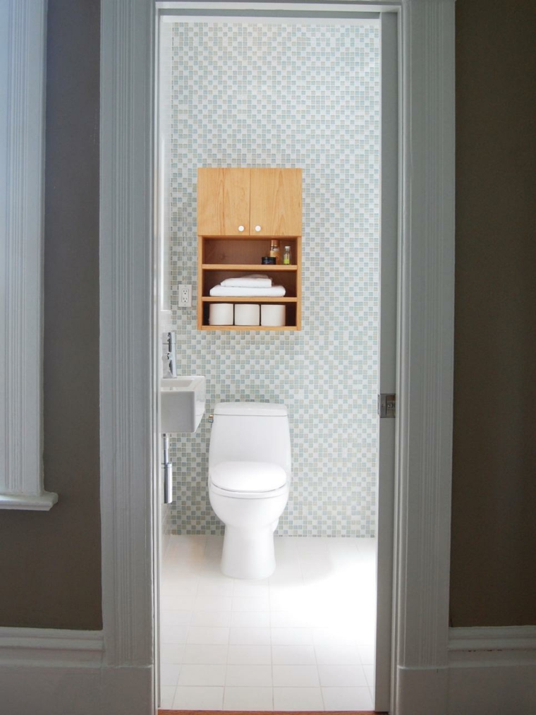 toilettes design meuble en bois rangement carrelage à carreaux bleus blanc modernes