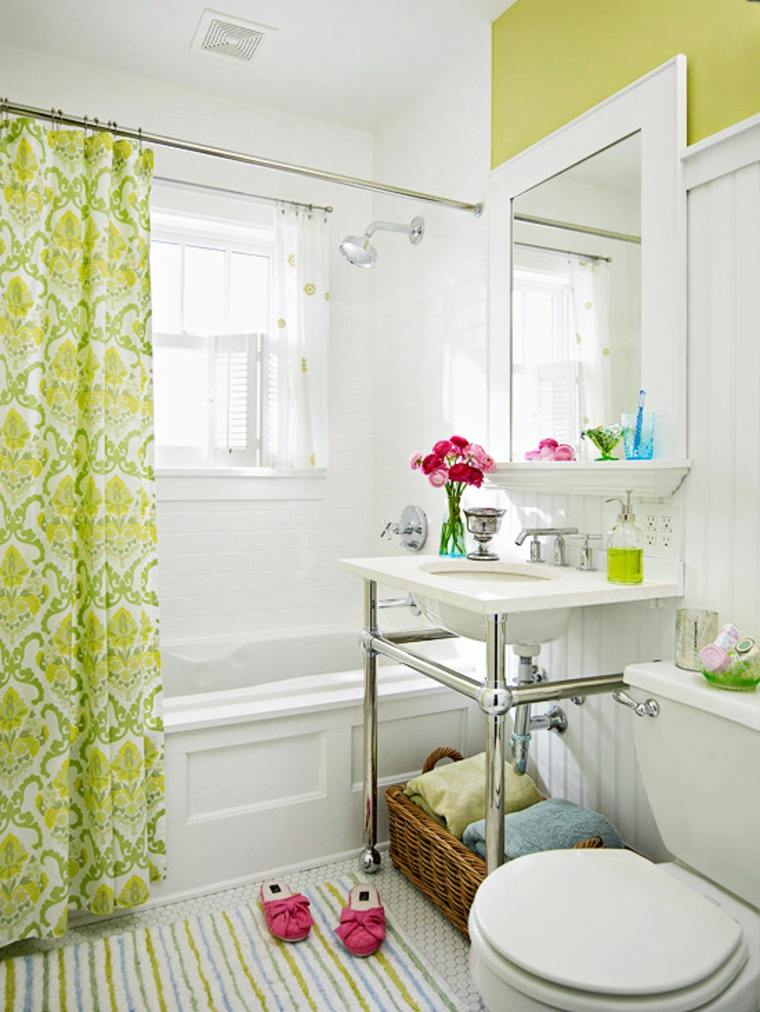 décorer salle de bain toilette idée fleurs rideaux vert motifs tapis de sol cadre blanc design 