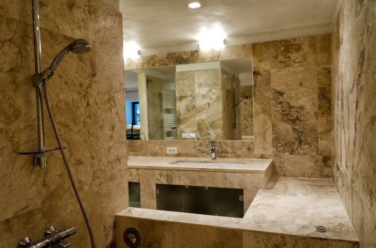 pierre de Tivoli salle de bain revêtement pierre naturelle