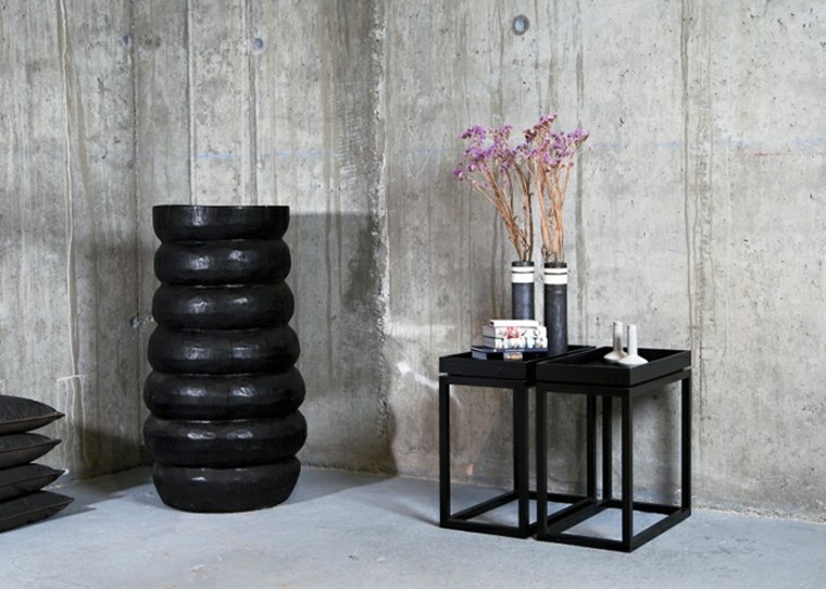 vase noir idée déco bois design table basse noire 