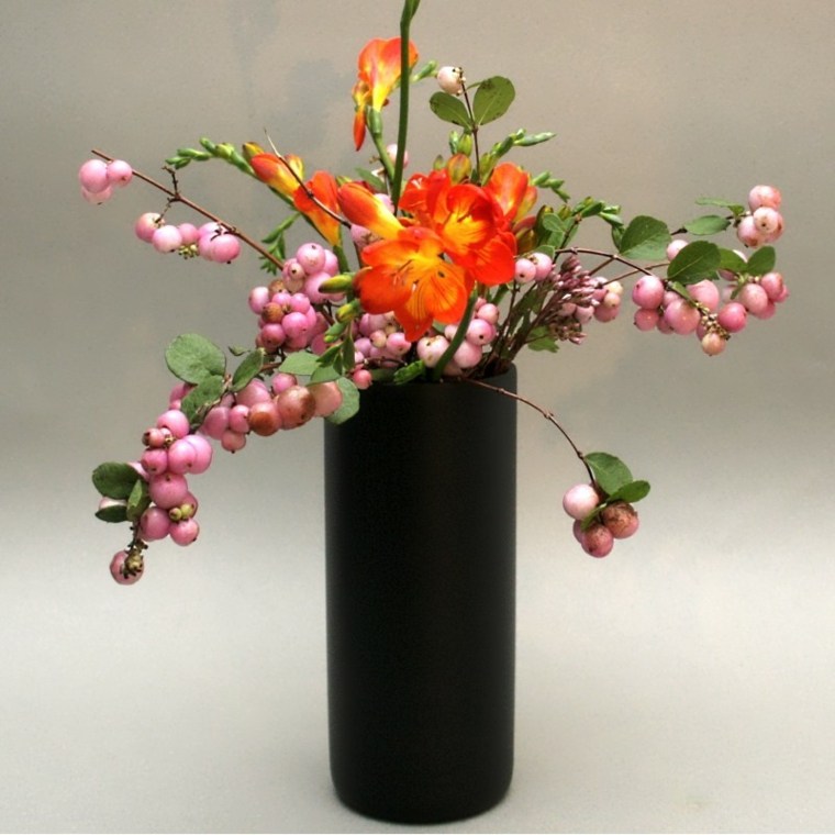 décoration vase noir idée intérieur moderne fleurs 