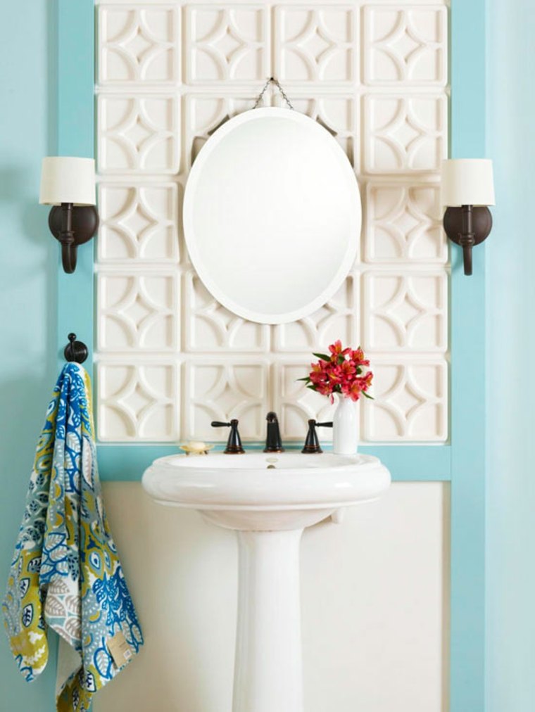 toilettes décoration idée miroir rond bouquet fleurs rouge serviette motifs originaux