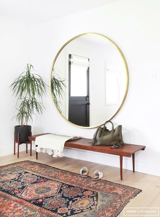 grand miroir entrée banc en bois tapis de sol plante 