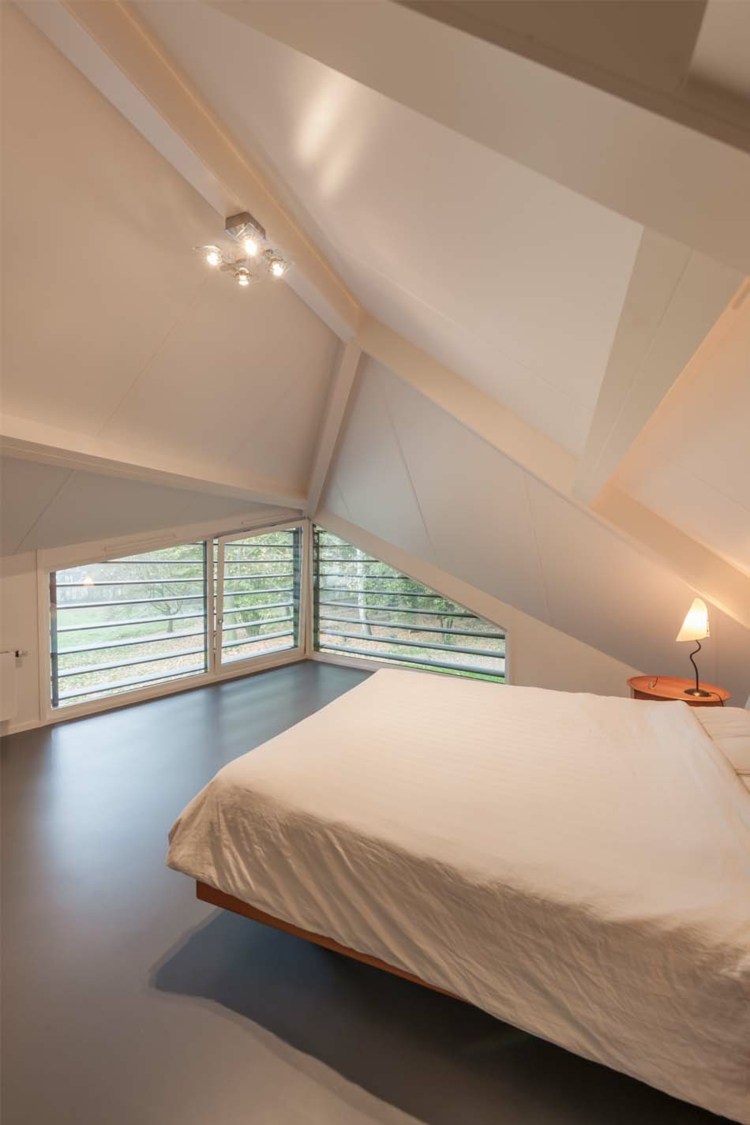 chambre sous toit deco minimaliste
