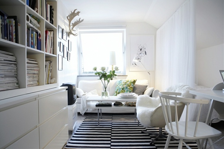 idées de décoration appartement moderne tapis de sol noir et blanc rayures original fauteuil blanc chaise 